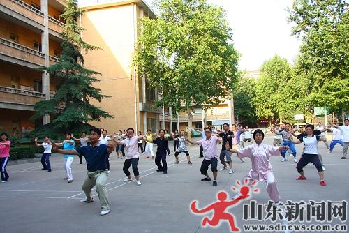 张店新华学校老师练太极健身
